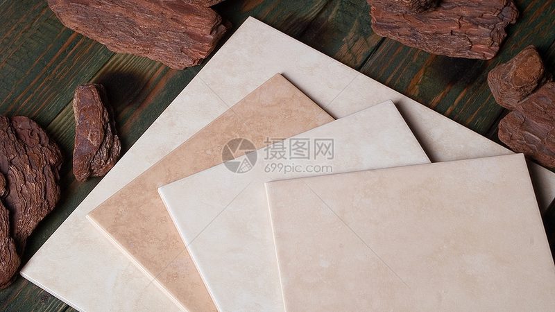 在选购木纹砖时，可以从以下几个方面进行考虑：